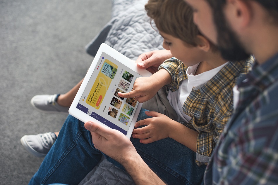 Padre-e-hijo-utilizando-Beereaders