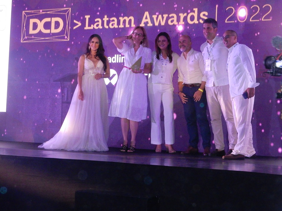 Heidy Bauer, directora de servicios data center y Cloud de SONDA, y Diana Guerrero, gerente de servicios data center y Cloud de SONDA Colombia, reciben el premio en el DCD Cancún. Foto: Prensario TI Latin America