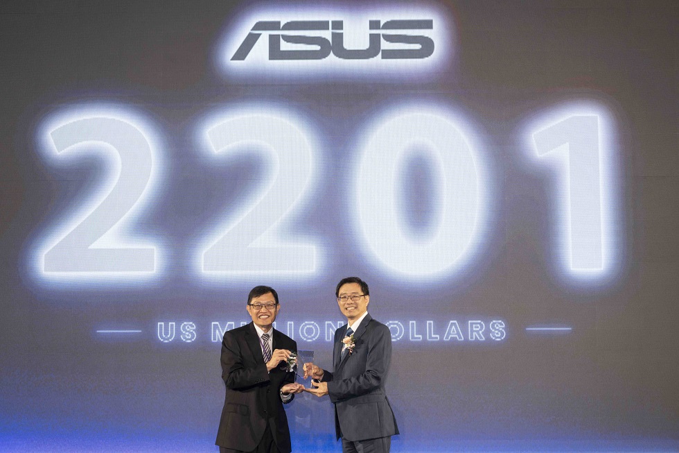 ASUS Co-CEO S.Y. Hsu on stage to receive the Best Taiwan Global Brand Award