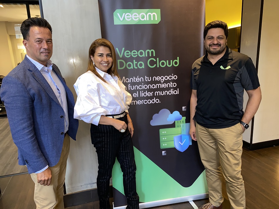 De izquierda a derecha: Martín Colombo, Senior Regional Director en Veeam Software para LATAM; Ximena Valenzuela, Territory Manager NOLA en Veeam, y Javier Castrillón, Senior Systems Engineer en Veeam.